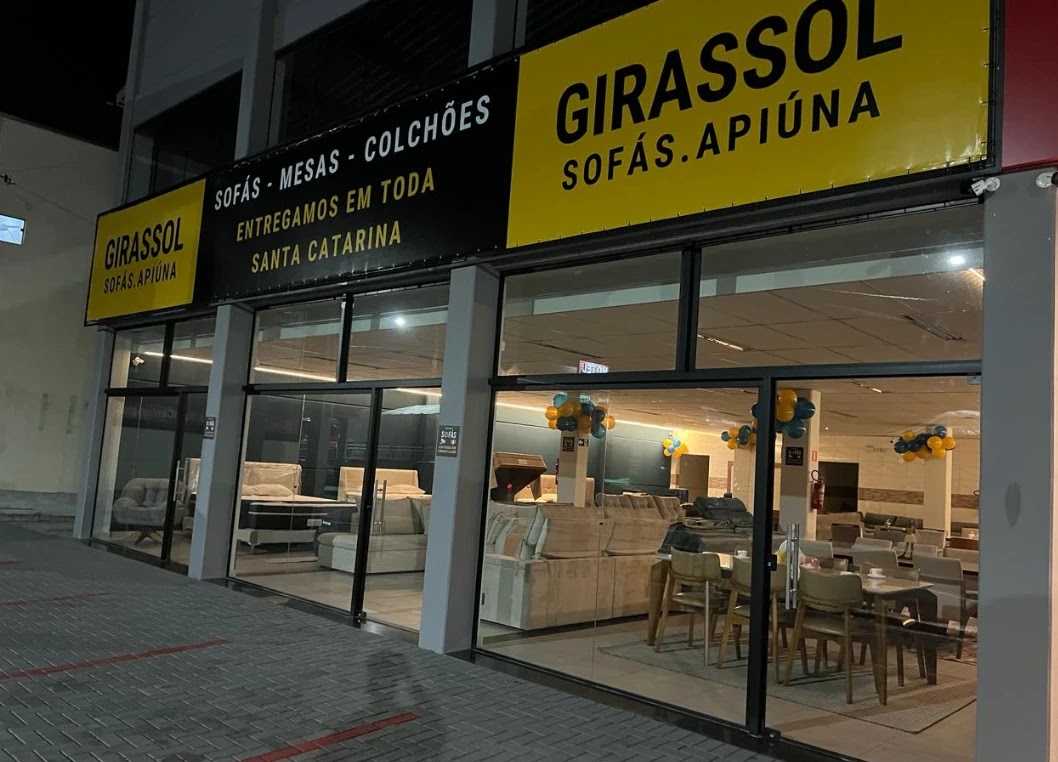 Fachada da loja Girassol Sofás em Apiúna, SC